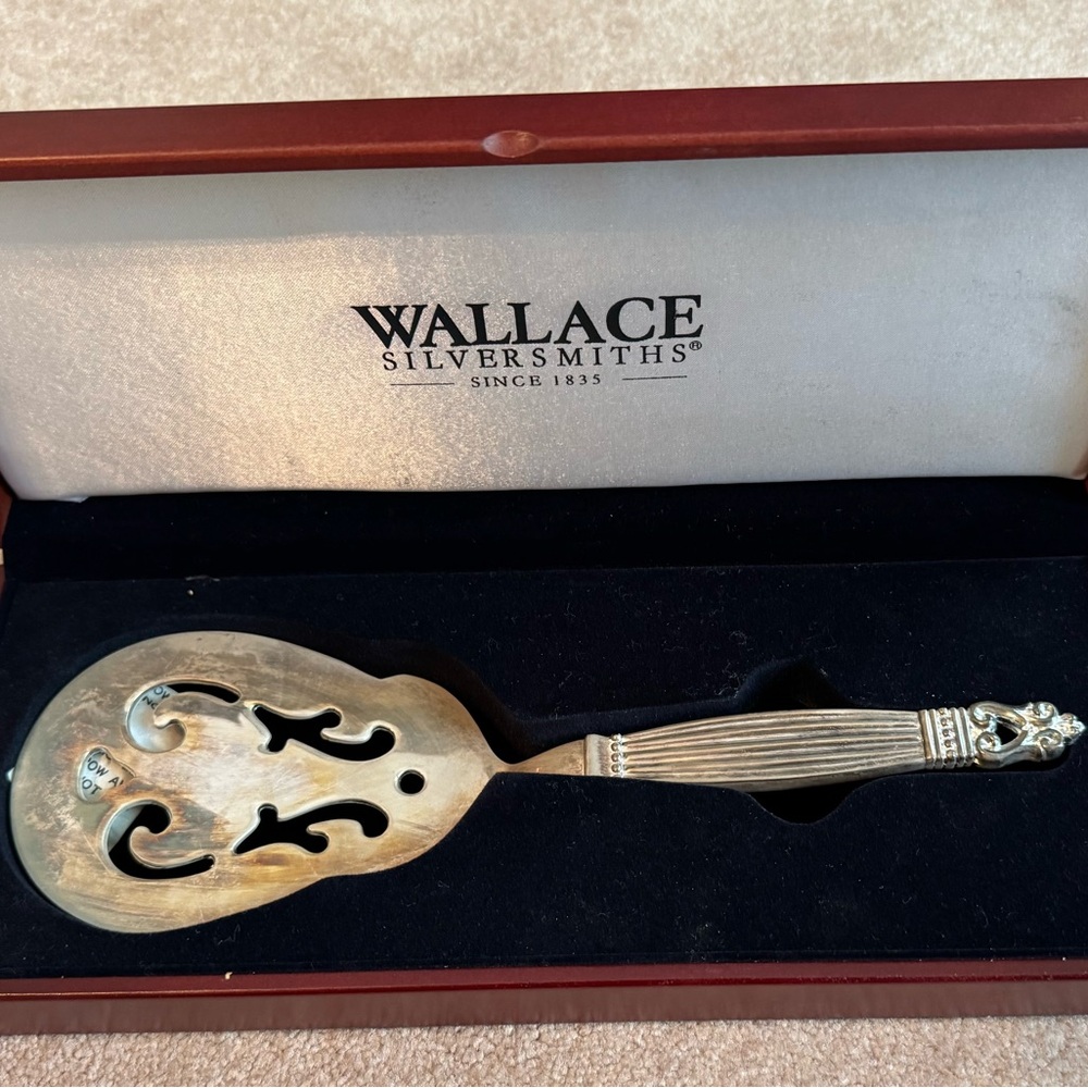 Wallace silver plated danish serving piece in Elegant Wooden Box.